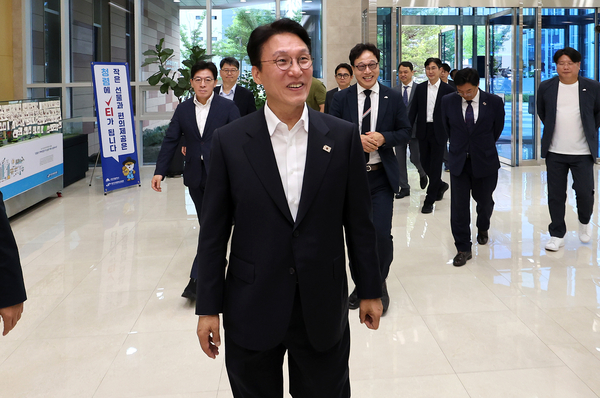 김민석 국무총리 후보자가 20일 대구 수성구 대구디지털혁신진흥원에서 열린 ‘인공지능 전환(AX) 연구거점 조성을 위한 경청 간담회’에 참석하기 위해 이동하고 있다. 2025.6.20 /연합뉴스