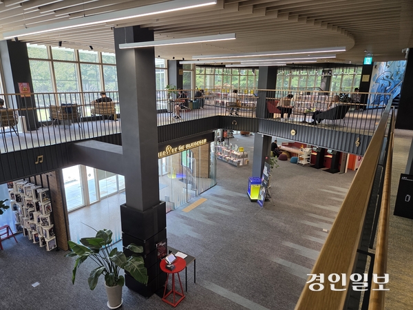 음악이 흐르는 의정부 음악도서관에서 시민들이 책을 읽고 있다. /오수진기자 nuri@kyeongin.com