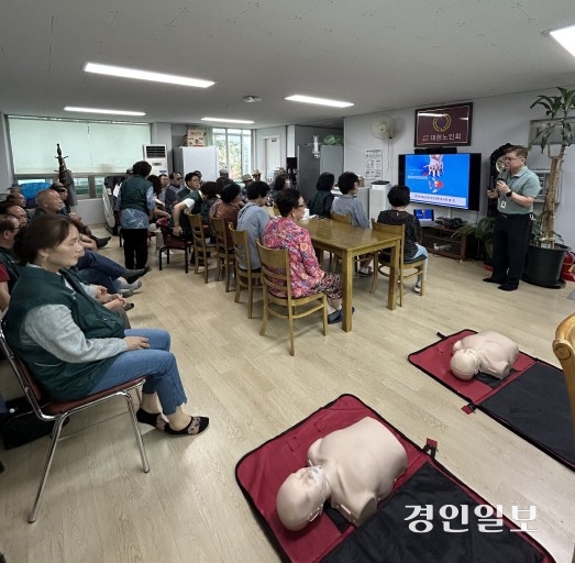 동두천시 소요동 주민자치위원회는 지난 19일 경로당 어르신들을 대상으로 심폐소생술 교육을 실시했다.2025.6.19/동두천시 제공