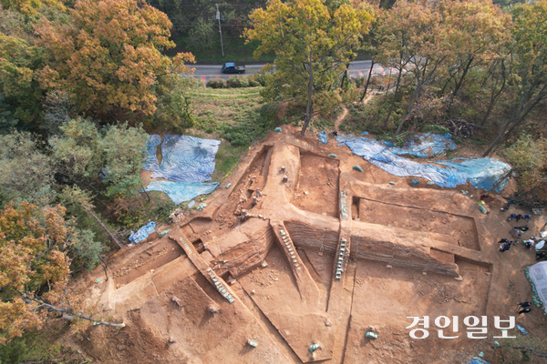 지난 2021년 강화에서 발견된 고려시대 유적의 모습. 고려가 강화도에 쌓은 성곽인 ‘강화중성’에서 19m 길이의 치성(雉城) 추정 시설물이 발견됐는데, 치성은 성벽 바깥쪽에 돌출시켜 조성한 방어 시설이다. 오른쪽으로 길쭉한 부분이 치성으로 추정되는 시설물이다. /경인일보DB