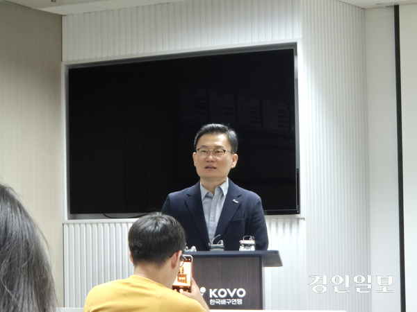 권철근 OK저축은행 배구단장이 24일 한국배구연맹 이사회에서 부산 연고 이전 안건이 통과된 후 질의응답을 통해 연고 이전 배경을 설명하고 있다. 2025.6.24 /이영선기자 zero@kyeongin.com