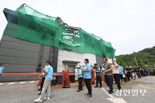 24일 오전 화성시 전곡리 아리셀 참사 화재현장에서 ‘아리셀 참사 1주기 현장 추모 위령제’가 진행되고 있다. 2025.6.24 /최은성기자 ces7198@kyeongin.com