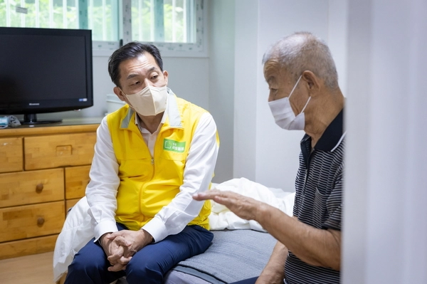 지난해 8월 이재준 수원시장이 수원새빛돌봄 지원 대상자 가구를 방문해 대화를 나누고 있다. /수원시 제공