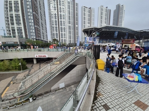 구름떼 관중·열기 가득 경기장… 인천 구도심 상권 ‘행복한 비명’