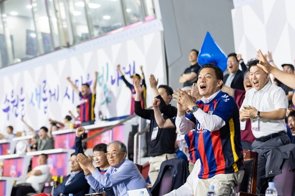 이재준 시장이 지난 14일 수원FC 경기를 관람하며 응원하고 있다. /수원시 제공
