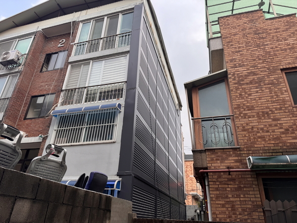 지난달 외벽이 부풀어올라 안전 우려로 주민들이 긴급 대피했던 수원시의 한 다세대주택외벽이 복구됐다. /수원시 제공