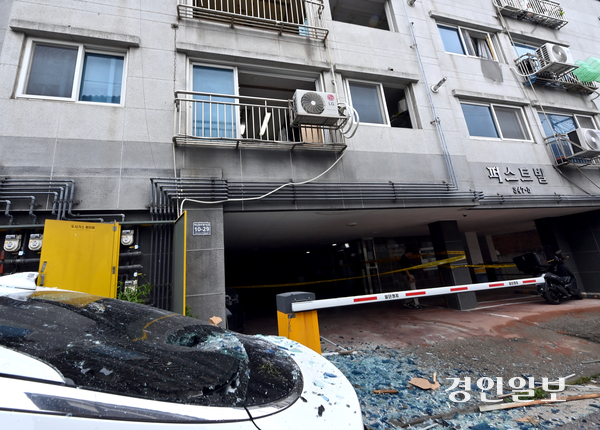 25일 오전 9시59분께 가스 폭발로 추정되는 사고가 발생한 인천시 미추홀구 문학동의 한 빌라 앞에 주차된 택시의 뒷유리가 파손되어 있다. 이 사고로 빌라 302호에 거주하던 70대 여성 1명이 전신화상을 입는 등 2명이 다쳤다. 2025.6.25 /김용국기자 yong@kyeongin.com