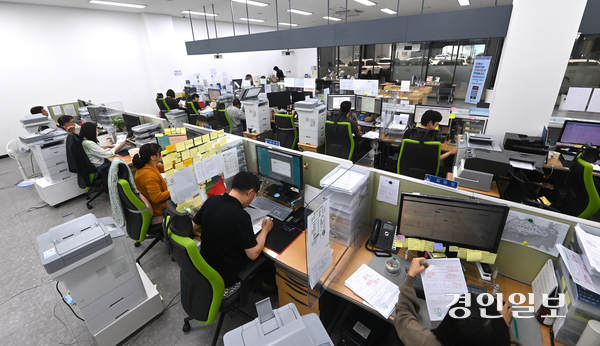 전국 어디서든 차량 등록이 가능한 무관할 차량등록제가 시행되면서 중고차 단지가 몰려 있는 수원·인천 등 특정 지자체에 업무가 가중되고 있다는 지적이다. 사진은 수원시 자동차등록민원실에서 관련 업무 중인 도로교통관리사업소 자동차등록과 직원들. 2025.6.23 /최은성기자 ces7198@kyeongin.com