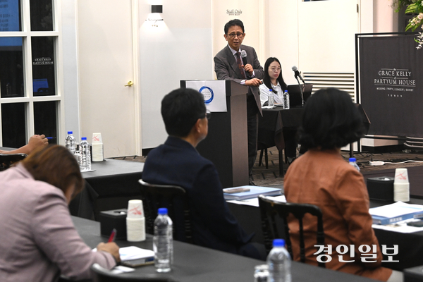 25일 오후 수원 파티움하우스에서 열린 미래사회포럼 강사로 나선 배기수 조은이웃 연세·아주 소아청소년과 원장이 ‘의사로서 40년간 경험을 통해 얻은 교훈’을 주제로 강연하고 있다. 2025.6.25 /최은성기자 ces7198@kyeongin.com