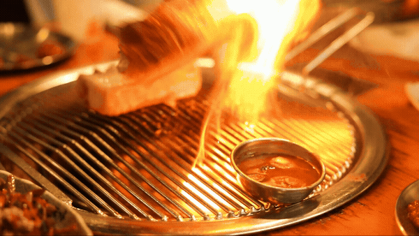 화성 동탄 고깃집 ‘더돈가’의 화력은 연탄불이 책임진다. /김도윤PD ikjkdy02@kyeongin.com