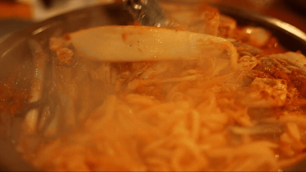 더돈가는 김치를 따로 굽는다. 돼지기름으로 구워 김치가 더욱 부드러워진다. /김도윤PD ikjkdy02@kyeongin.com