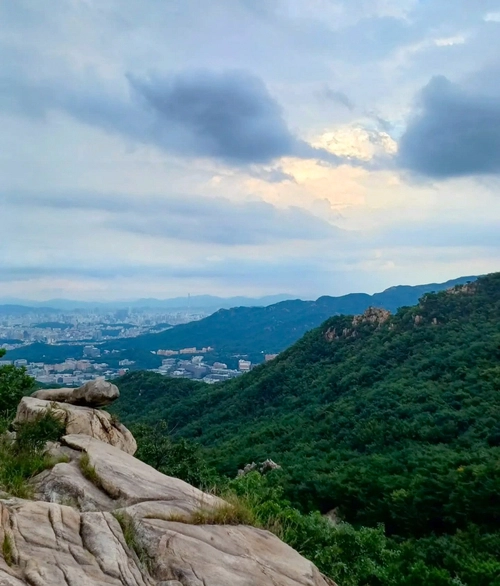 금천과 안양의 경계 호암산에서 바라본 시흥행궁 터. /최철호 소장 제공