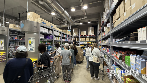 26일 방문한 성남 수정구 ‘메가팩토리 약국’. 약국을 방문한 고객들이 약을 살펴보고 있다. 2025.6.26 /윤혜경기자 hyegyung@kyeongin.com