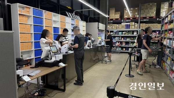 26일 메가팩토리 약국을 찾은 고객들이 계산을 하며 약사의 복약지도를 듣고 있다. 2025.6.26 /윤혜경기자 hyegyung@kyeongin.com