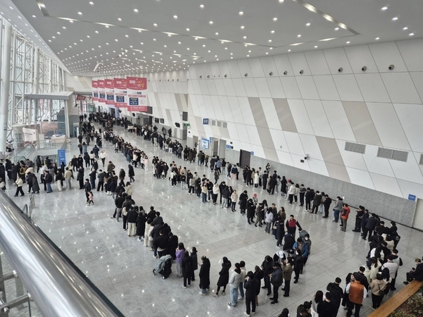 고양시 킨텍스에 오픈한 LH 경기북부 창릉지구 공공분양 견본주택을 관람하려는 인파가 몰리면서 긴 줄이 형성돼 있다. /LH 경기북부지역본부 제공