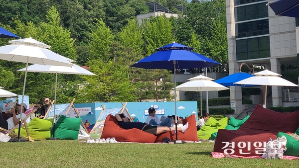 경기평화광장에서 시민들이 책을 읽고 있다. 2025.5.25 /오수진기자 nuri@kyeongin.com