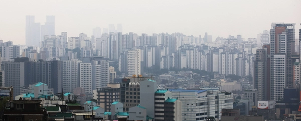 정부가 27일 발표한 가계부채 관리 강화 방안은 수도권·규제지역 주택담보대출 최대한도를 6억원으로 설정해 과도한 대출을 막고, 실수요가 아닌 경우 대출을 제한하는 데 초점을 맞췄다. 정부가 이날 ‘초강수’ 대출 규제책을 내놓은 것은 서울 강남 아파트값 급등세가 최근 비강남권까지 확산하며 상황이 심상치 않다고 판단했기 때문이다. 사진은 이날 촬영한 서울시 아파트. 2025.6.27 /연합뉴스