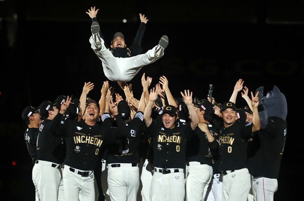 지난 28일 인천 SSG랜더스필드에서 열린 SSG와 한화의 경기 후 펼쳐진 김강민의 은퇴식에서 SSG 후배들이 김강민을 헹가래 치고 있다. /SSG랜더스 제공