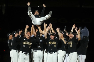 ‘짐승 수비’ 김강민, SSG서 은퇴식… 경기후 2022 KS 끝내기 홈런 재연