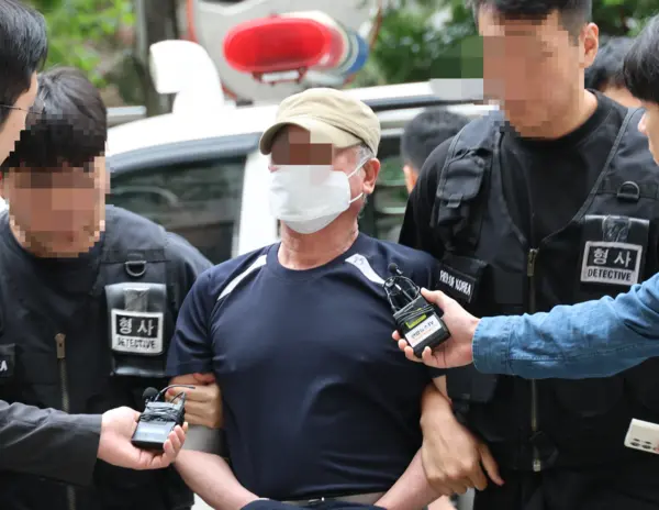 법원의 접근금지 명령이 종료된 지 일주일 만에 아내를 찾아가 흉기로 살해한 60대 남성이 21일 오후 구속심사를 받기 위해 법원에 출석하고 있다. 2025.6.21 /연합뉴스