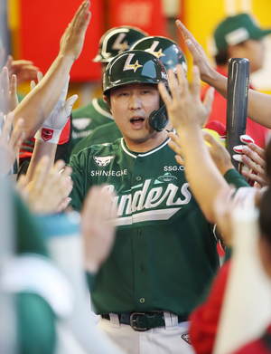 최초 20시즌째 두자릿수 홈런… 최정, 부상공백 딛고 또 넘겼다