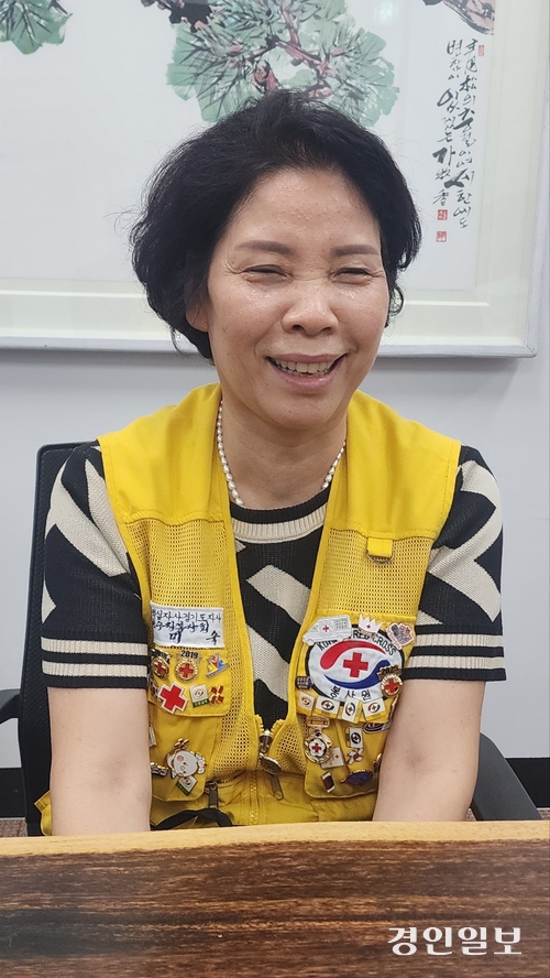 대한적십자사 용인시봉사회협의회 이미숙 회장이 지난 20년간 1만시간 봉사기록을 세우며 지역 곳곳에 도움의 손길을 전하고 있다. 용인/김성규기자 seongkyu@kyeongin.com
