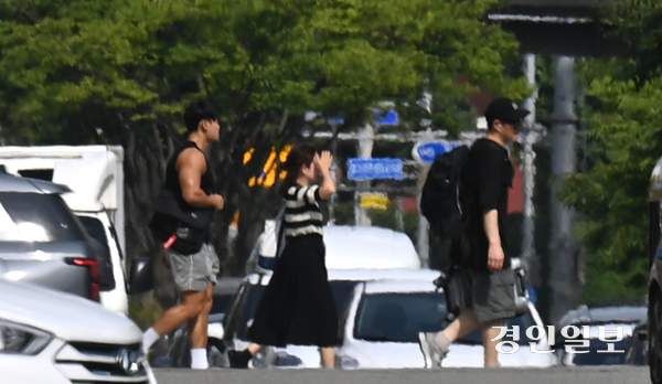 무더운 날씨가 이어진 30일 오후 수원시 팔달구의 한 아스팔트 위로 아지랑이가 피어오르고 있다. 2025.6.30 /최은성기자 ces7198@kyeongin.com