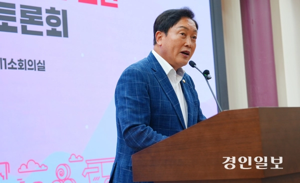 국회에서 열린 ‘한국 축산방역정책의 전략적 전환, 집단면역시스템’ 토론회에서 김선교 의원이 모두발언을 하고 있다. 2025.6.23 /선형탁인턴기자 miertak0829@kyeongin.com