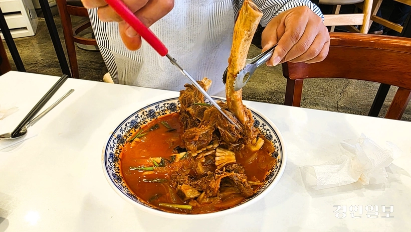 갈빗대에 붙은 고기를 발라내는 데도 꽤 시간이 걸린다. /황성규기자 homerun@kyeongin.com