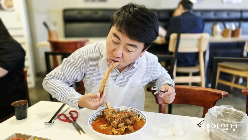 도구를 이용해도 좋지만 갈비는 역시 직접 뜯는 맛이 더 일품이다.  씹고 뜯고 맛보고 즐기고. /황성규기자 homerun@kyeongin.com