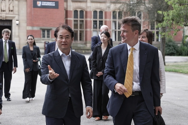 이동환 고양특례시장이 고양경제자유구역 내 국제 캠퍼스 설립을 위해 지난해 8월 영국 버밍엄대학을 방문해 로빈 메이슨 부총장과 대화를 나누고 있다. /고양시 제공