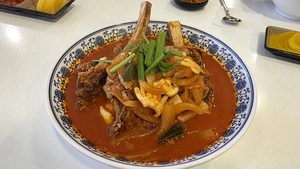 빈 그릇에 갈빗대 댕그랑… 아, 잠시 짬뽕을 잊었다 [웃기는 짬뽕]