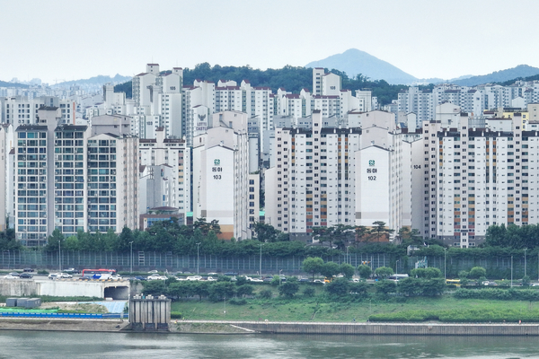 경기도까지 토지거래허가구역이 확대될 것이란 관측에 무게가 실리고 있다. 사진은 시내 한 아파트 모습. 2025.6.29 /연합뉴스