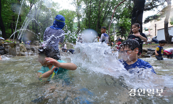 연수구 청량산 청룡공원에 마련된 계곡형 물놀이장을 찾은 어린아이들이 물놀이를 하며 즐거운 시간을 보내고 있다. /경인일보DB