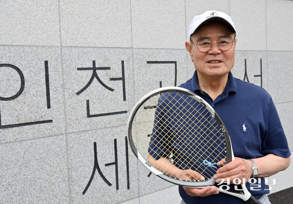 지난달 23일 오후 인천 미추홀구 인천고등학교 정문 앞에서 김성배 전 테니스 국가대표 감독이 테니스 경기할 때의 옷차림으로 라켓을 들고 서있다. 2025.5.23 /김용국기자 yong@kyeongin.com