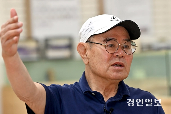 지난달 23일 오후 인천 미추홀구 인천고등학교 백주년기념관에서 김성배 전 테니스 국가대표 감독이 국가대표로 활약하던 시절에 대해 이야기하고 있다. 2025.5.23 /김용국기자 yong@kyeongin.com