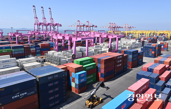 이재명 대통령 공약인 ‘해양수산부 부산 이전’이 가시화하고 있다. 그에 따른 인천항의 경쟁력 확보와 실리 있는 대응 전략이 요구되고 있다. 사진은 하역 작업을 진행 중인 인천 신항 컨테이너 터미널 전경. 2025.6.22 /김용국기자 yong@kyeongin.com