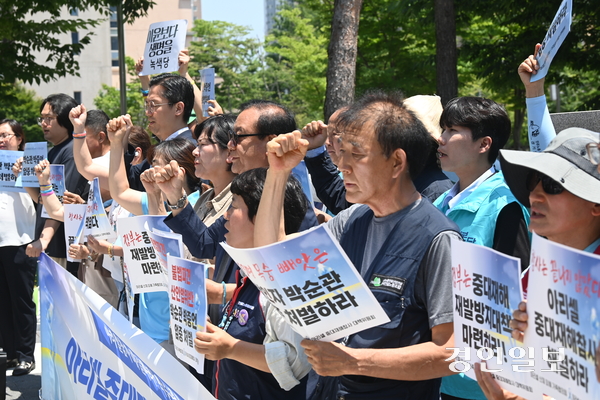 아리셀 중대재해참사 대책위원회가 지난달 23일 오후 수원시 영통구 수원지방법원 앞에서 열린 아리셀 중대재해참사 1주기 기자회견에서 박순관 아리셀 대표의 엄중한 처벌을 촉구하고 있다. 2025.6.23 /최은성기자 ces7198@kyeongin.com
