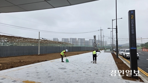 인천도시철도 1호선 신설 정거장 중 하나인 검단호수공원역 2번 출구에서 작업자들이 도로 정비를 하고 있다. 2025.6.28 /김희연기자 khy@kyeongin.com