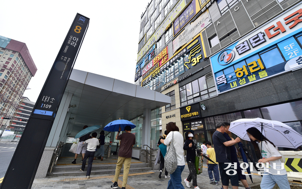 인천도시철도 1호선 검단연장선 정식 개통일인 지난 28일 오전 인천시 서구 원당동 아라역 8번출구 앞에서 이용객들이 이동하고 있다. 2025.6.28 /조재현기자 jhc@kyeongin.com