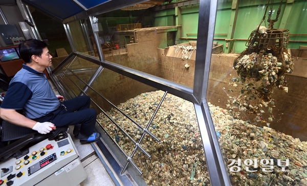 수도권 생활폐기물의 직매립 금지가 반 년 앞으로 다가왔지만, 경기도내 대부분의 지자체가 민간 폐기물 처리 업체에 의존하고 있는 실정이다. 수원시 자원회수시설에서 크레인으로 생활 쓰레기 소각을 위해 준비 작업하는 모습. 2025.7.1 /최은성기자 ces7198@kyeongin.com