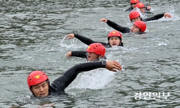 2일 인천시 중구 을왕동 왕산마리나에서 부평소방서 119구조대원들이 여름철 수난구조 훈련을 하고 있다. 2025.7.2 /김용국기자 yong@kyeongin.com