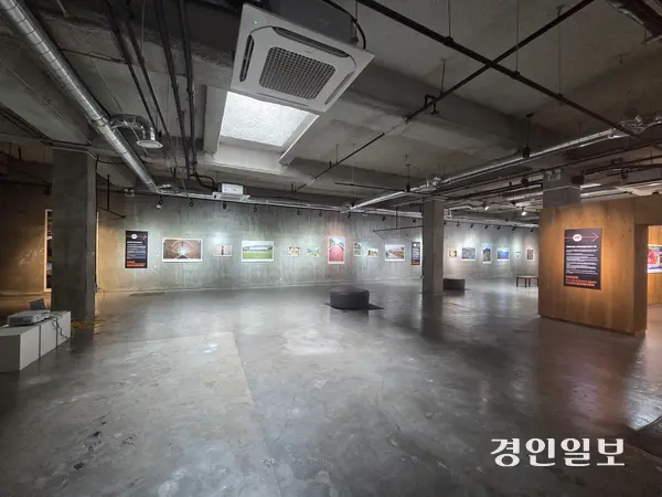 수원 고색뉴지엄 ‘고색_古索, 다시 찾은 땅’전 전경. 2025. 6. 25 / 이시은기자 see@kyeongin.com