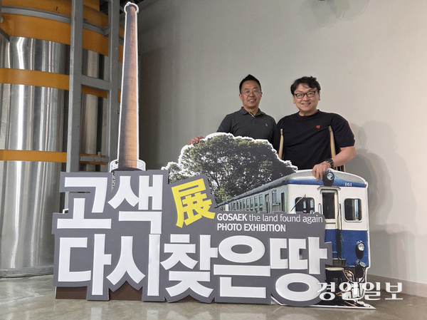 수원 고색뉴지엄 ‘고색_古索, 다시 찾은 땅’전 참여 작가인 박김형준(왼쪽)과 서동수. 2025.6.25 /이시은기자 see@kyeongin.com