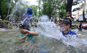 동네 공원으로 피서가자… 인천 도심 물놀이장 시민 호응