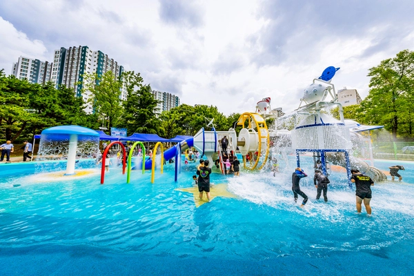 인천 계양구에 새로 들어선 오조산근린공원 물놀이장. /계양구 제공