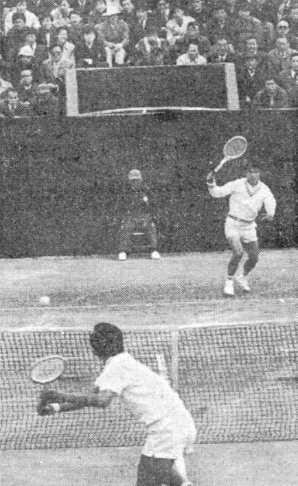 1973년 3월23일 서울운동장에서 열린 데이비스컵 동부 지역 예선 경기에서 김성배(위) 선수가 일본의 카미와즈미 선수에게 백스트로크를 날리고 있다. /김성배 제공