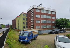 도로에 갇힌 빌라 4개동… 중재 없이 협상만 4년째