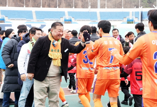 파주시민축구단 선수들이 지난 3월30일 오후 2시 파주스타디움에서 열린 2025시즌 K3리그 홈 개막전에서 구단주인 김경일 파주시장의 격려를 받고 있다. 2025.3.30 /파주시 제공