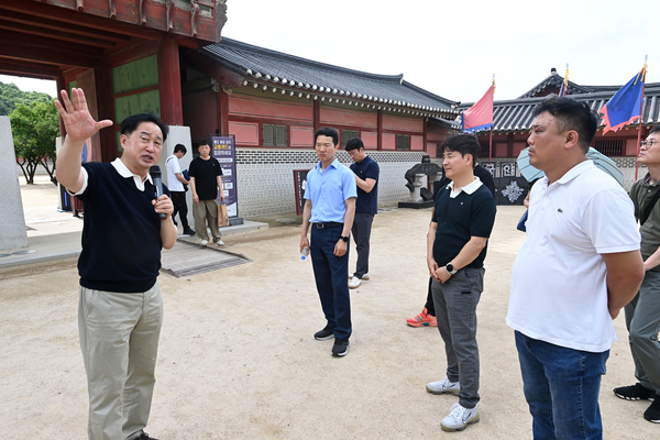 2일 오후 수원시 팔달구 화성행궁에서 열린 미래사회포럼 강사로 나선 김준혁 국회의원이 ‘수원화성 문화탐방’을 주제로 강연하고 있다. 2025.7.2 /최은성기자 ces7198@kyeongin.com